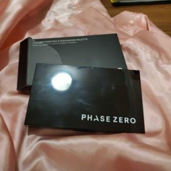 5/75$ PHASE ZERO MAKE UP The Necessities Eyeshadow Palette - Picture 3 of 13
